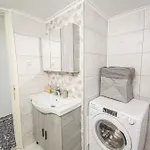 Apartment Fully Renovated Close To The Bus Station And The Center!