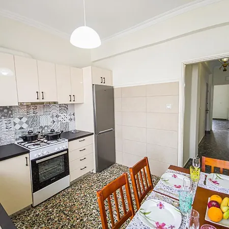 Fully Renovated Close To The Bus Station And The Center! *