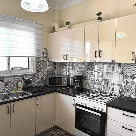 Fully Renovated Close To The Bus Station And The Center!